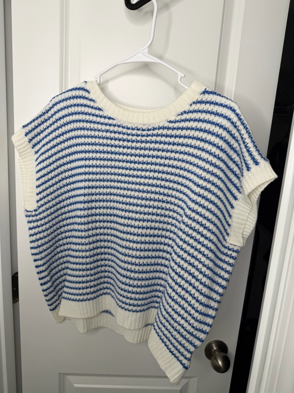 Striped Knit Sleeveless Sweater Vest - White & Blue